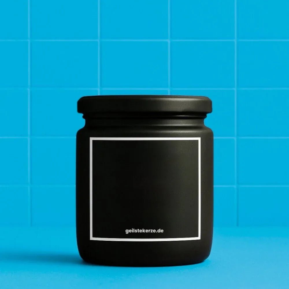 Duftkerze mit Spruch von geilstekerze ist der neue Geschenketrend. Diese witzige Kerze Vegane Bio-Kerze mit Spruch – DEIN TEXT personalisiere deine geilstekerze brennt mega lange sagenhafte 80 Stunde, hochwertige ätherische Öle schaffen beste Duftverteilung. Mit 1400 lustigen Sprüchen perfekt zum Verschenken. Handgemacht in Deutschland von geilstekerze.shop -Die beste Duftkerze die du kaufen kannst.