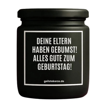 Duftkerze mit Spruch von geilstekerze ist der neue Geschenketrend. Diese witzige Kerze Vegane Bio-Kerze mit Spruch – DEINE ELTERN HABEN GEBUMST! ALLES GUTE ZUM GEBURTSTAG! brennt mega lange sagenhafte 80 Stunde, hochwertige ätherische Öle schaffen beste Duftverteilung. Mit 1400 lustigen Sprüchen perfekt zum Verschenken. Handgemacht in Deutschland von geilstekerze.shop -Die beste Duftkerze die du kaufen kannst.