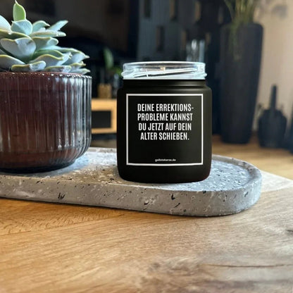 Duftkerze mit Spruch von geilstekerze ist der neue Geschenketrend. Diese witzige Kerze Vegane Bio-Kerze mit Spruch – DEINE EREKTIONSPROBLEME KANNST DU JETZT AUFS ALTER SCHIEBEN. brennt mega lange sagenhafte 80 Stunde, hochwertige ätherische Öle schaffen beste Duftverteilung. Mit 1400 lustigen Sprüchen perfekt zum Verschenken. Handgemacht in Deutschland von geilstekerze.shop -Die beste Duftkerze die du kaufen kannst.
