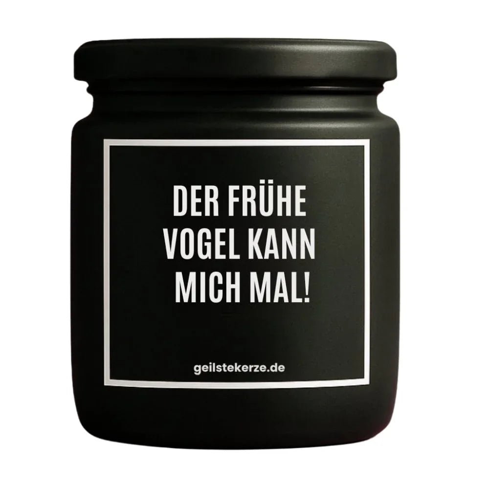 Duftkerze mit Spruch von geilstekerze ist der neue Geschenketrend. Diese witzige Kerze Vegane Bio-Kerze mit Spruch – DER FRÜHE VOGEL KANN MICH MAL brennt mega lange sagenhafte 80 Stunde, hochwertige ätherische Öle schaffen beste Duftverteilung. Mit 1400 lustigen Sprüchen perfekt zum Verschenken. Handgemacht in Deutschland von geilstekerze.shop -Die beste Duftkerze die du kaufen kannst.