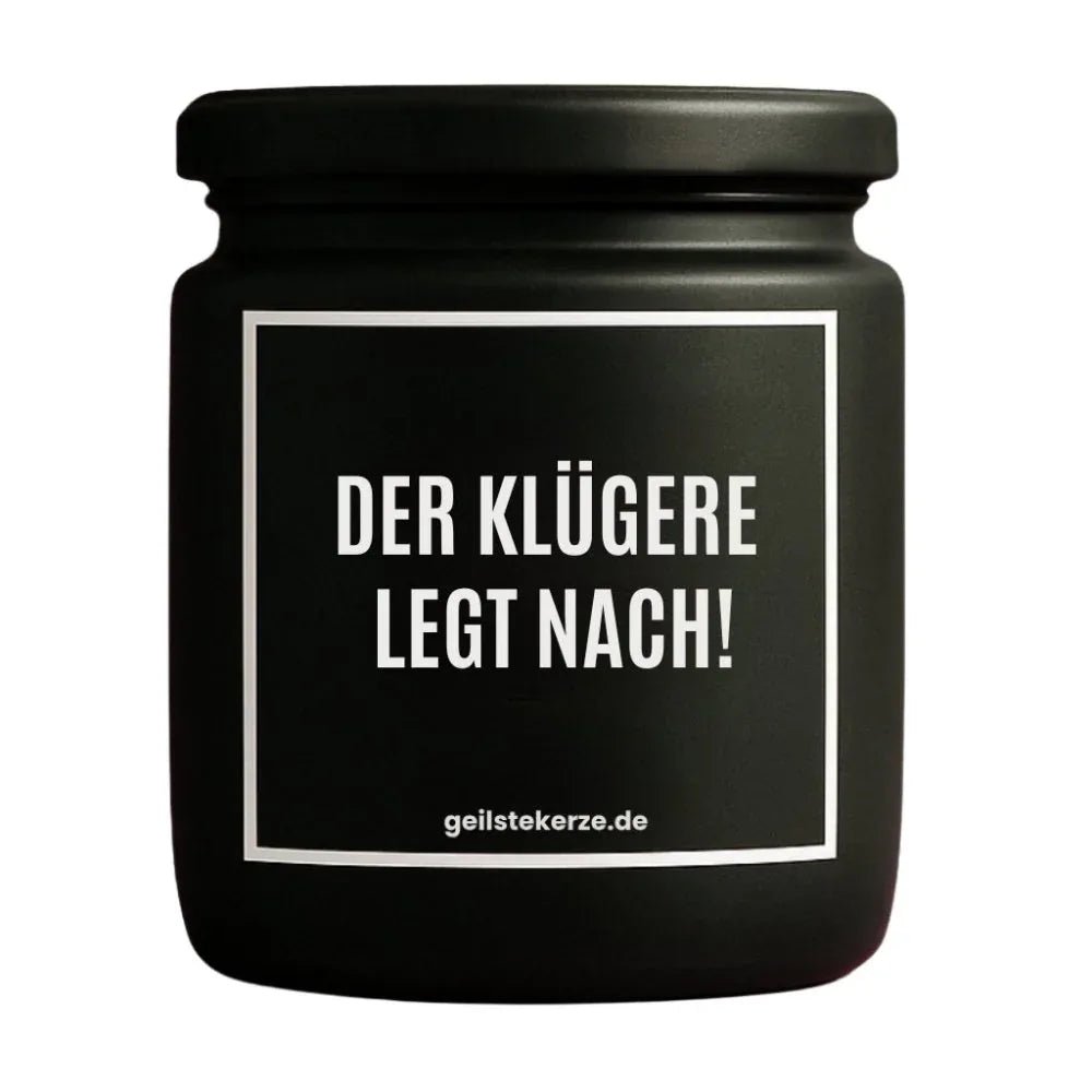 Vegane Bio-Kerze mit Spruch – DER KLÜGERE LEGT NACH