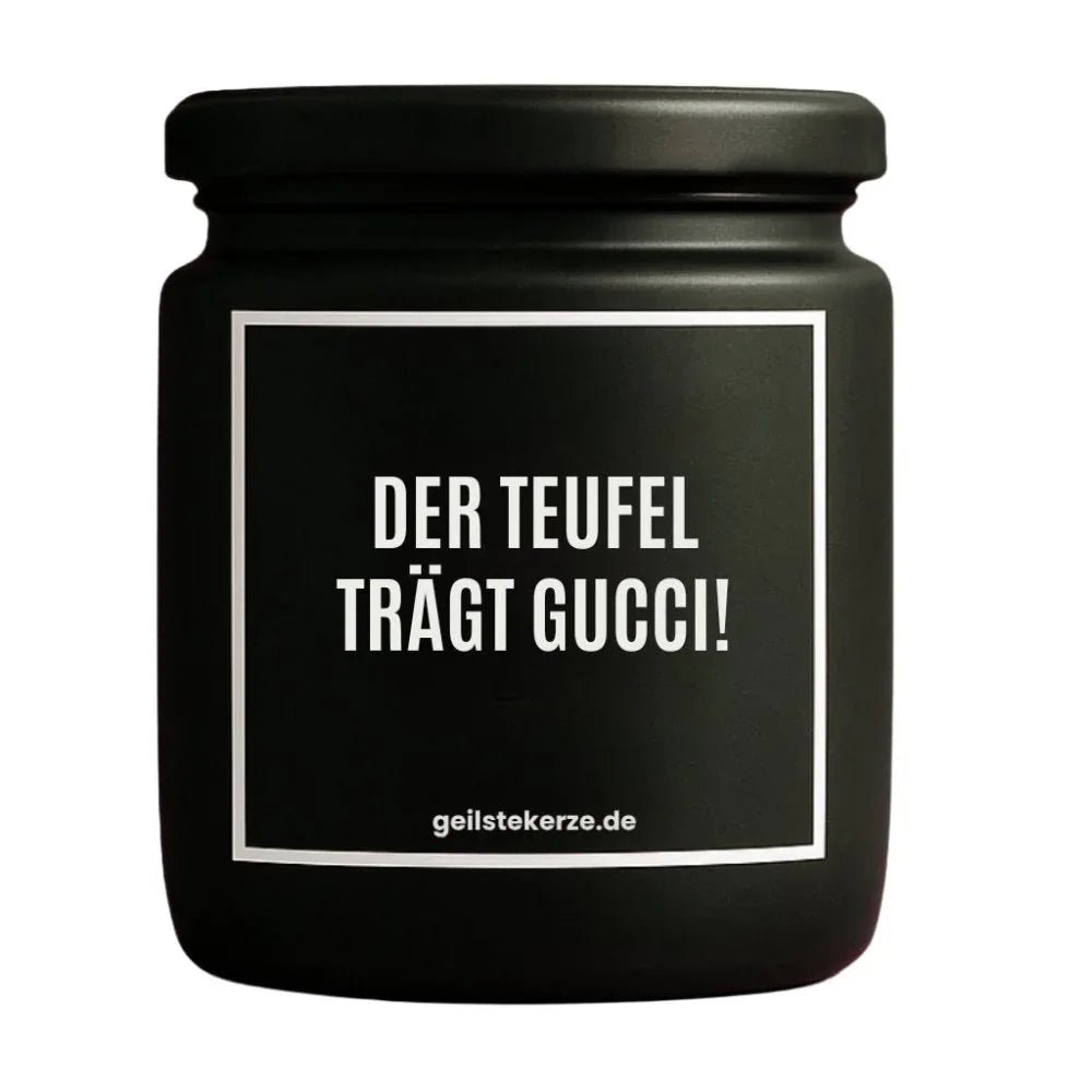 Duftkerze mit Spruch von geilstekerze ist der neue Geschenketrend. Diese witzige Kerze Vegane Bio-Kerze mit Spruch – DER TEUFEL TRÄGT GUCCI! brennt mega lange sagenhafte 80 Stunde, hochwertige ätherische Öle schaffen beste Duftverteilung. Mit 1400 lustigen Sprüchen perfekt zum Verschenken. Handgemacht in Deutschland von geilstekerze.shop -Die beste Duftkerze die du kaufen kannst.