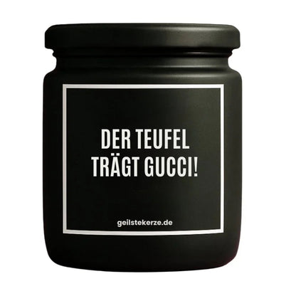 Duftkerze mit Spruch von geilstekerze ist der neue Geschenketrend. Diese witzige Kerze Vegane Bio-Kerze mit Spruch – DER TEUFEL TRÄGT GUCCI! brennt mega lange sagenhafte 80 Stunde, hochwertige ätherische Öle schaffen beste Duftverteilung. Mit 1400 lustigen Sprüchen perfekt zum Verschenken. Handgemacht in Deutschland von geilstekerze.shop -Die beste Duftkerze die du kaufen kannst.