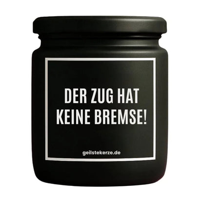 Duftkerze mit Spruch von geilstekerze ist der neue Geschenketrend. Diese witzige Kerze Vegane Bio-Kerze mit Spruch – DER ZUG HAT KEINE BREMSE! brennt mega lange sagenhafte 80 Stunde, hochwertige ätherische Öle schaffen beste Duftverteilung. Mit 1400 lustigen Sprüchen perfekt zum Verschenken. Handgemacht in Deutschland von geilstekerze.shop -Die beste Duftkerze die du kaufen kannst.