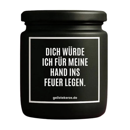 Duftkerze mit Spruch von geilstekerze ist der neue Geschenketrend. Diese witzige Kerze Vegane Bio-Kerze mit Spruch – DICH WÜRDE ICH FÜR MEINE HAND INS FEUER LEGEN. brennt mega lange sagenhafte 80 Stunde, hochwertige ätherische Öle schaffen beste Duftverteilung. Mit 1400 lustigen Sprüchen perfekt zum Verschenken. Handgemacht in Deutschland von geilstekerze.shop -Die beste Duftkerze die du kaufen kannst.