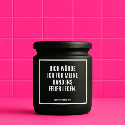 Duftkerze mit Spruch von geilstekerze ist der neue Geschenketrend. Diese witzige Kerze Vegane Bio-Kerze mit Spruch – DICH WÜRDE ICH FÜR MEINE HAND INS FEUER LEGEN. brennt mega lange sagenhafte 80 Stunde, hochwertige ätherische Öle schaffen beste Duftverteilung. Mit 1400 lustigen Sprüchen perfekt zum Verschenken. Handgemacht in Deutschland von geilstekerze.shop -Die beste Duftkerze die du kaufen kannst.