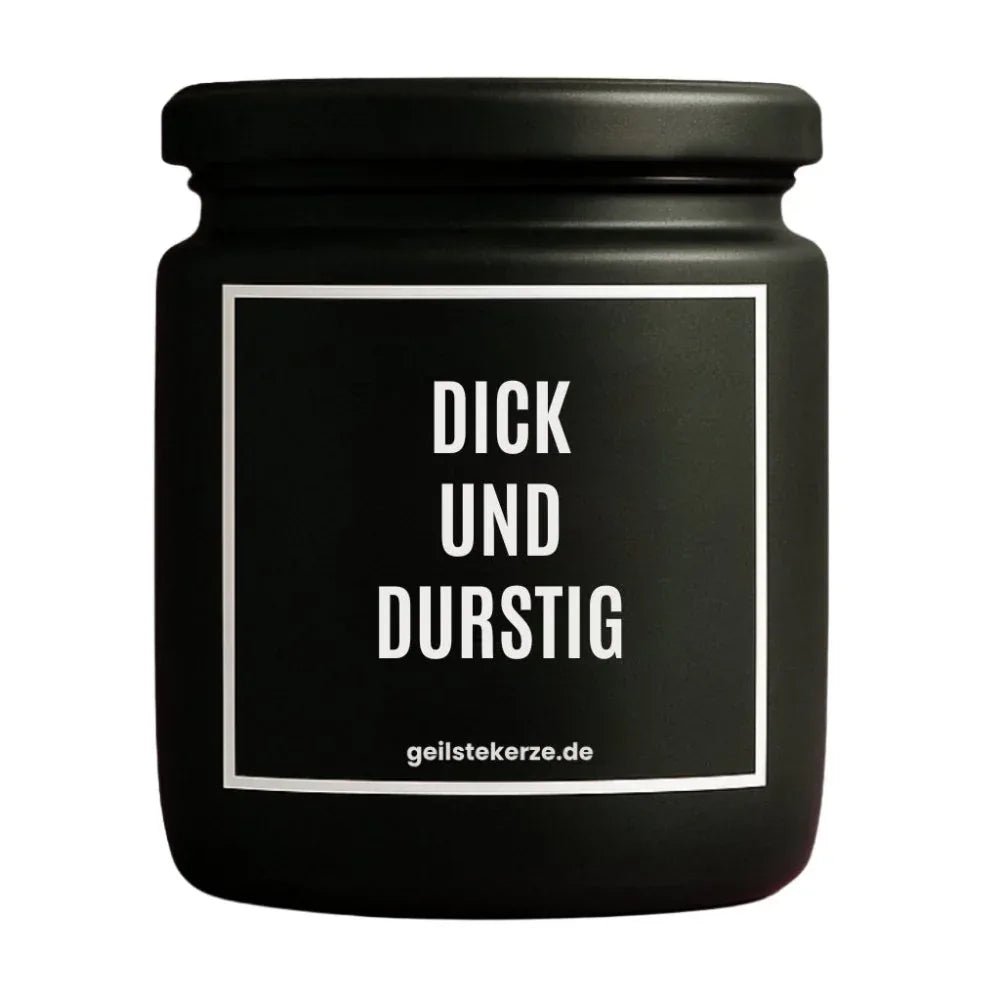 Duftkerze mit Spruch von geilstekerze ist der neue Geschenketrend. Diese witzige Kerze Vegane Bio-Kerze mit Spruch – DICK UND DURSTIG brennt mega lange sagenhafte 80 Stunde, hochwertige ätherische Öle schaffen beste Duftverteilung. Mit 1400 lustigen Sprüchen perfekt zum Verschenken. Handgemacht in Deutschland von geilstekerze.shop -Die beste Duftkerze die du kaufen kannst.
