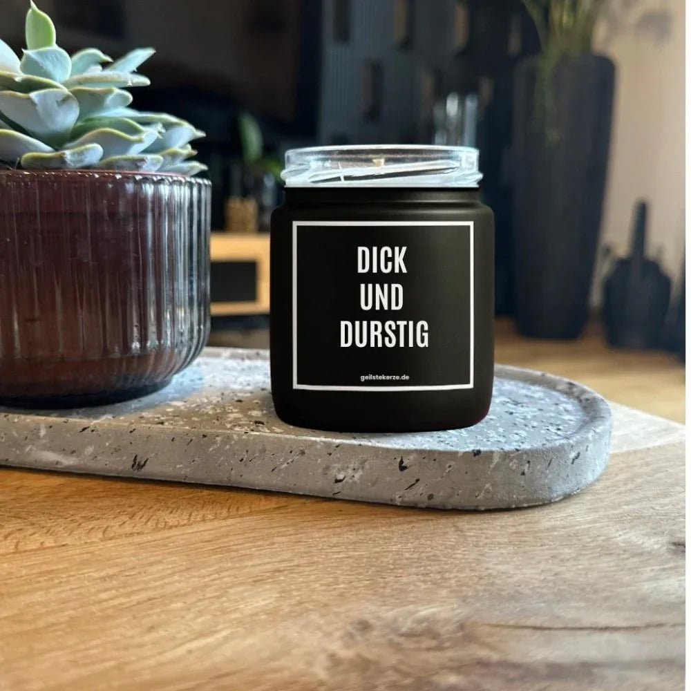 Duftkerze mit Spruch von geilstekerze ist der neue Geschenketrend. Diese witzige Kerze Vegane Bio-Kerze mit Spruch – DICK UND DURSTIG brennt mega lange sagenhafte 80 Stunde, hochwertige ätherische Öle schaffen beste Duftverteilung. Mit 1400 lustigen Sprüchen perfekt zum Verschenken. Handgemacht in Deutschland von geilstekerze.shop -Die beste Duftkerze die du kaufen kannst.