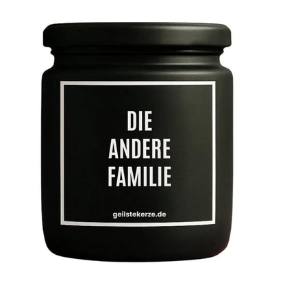 Duftkerze mit Spruch von geilstekerze ist der neue Geschenketrend. Diese witzige Kerze Vegane Bio-Kerze mit Spruch – DIE ANDERE FAMILIE brennt mega lange sagenhafte 80 Stunde, hochwertige ätherische Öle schaffen beste Duftverteilung. Mit 1400 lustigen Sprüchen perfekt zum Verschenken. Handgemacht in Deutschland von geilstekerze.shop -Die beste Duftkerze die du kaufen kannst.