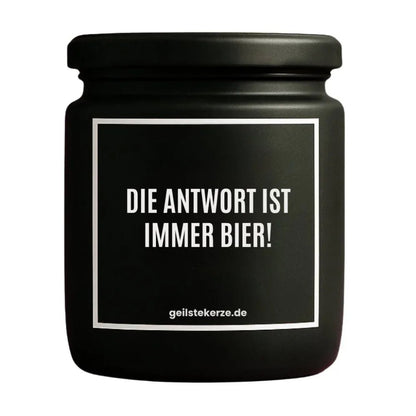 Duftkerze mit Spruch von geilstekerze ist der neue Geschenketrend. Diese witzige Kerze Vegane Bio-Kerze mit Spruch – DIE ANTWORT IST IMMER BIER! brennt mega lange sagenhafte 80 Stunde, hochwertige ätherische Öle schaffen beste Duftverteilung. Mit 1400 lustigen Sprüchen perfekt zum Verschenken. Handgemacht in Deutschland von geilstekerze.shop -Die beste Duftkerze die du kaufen kannst.
