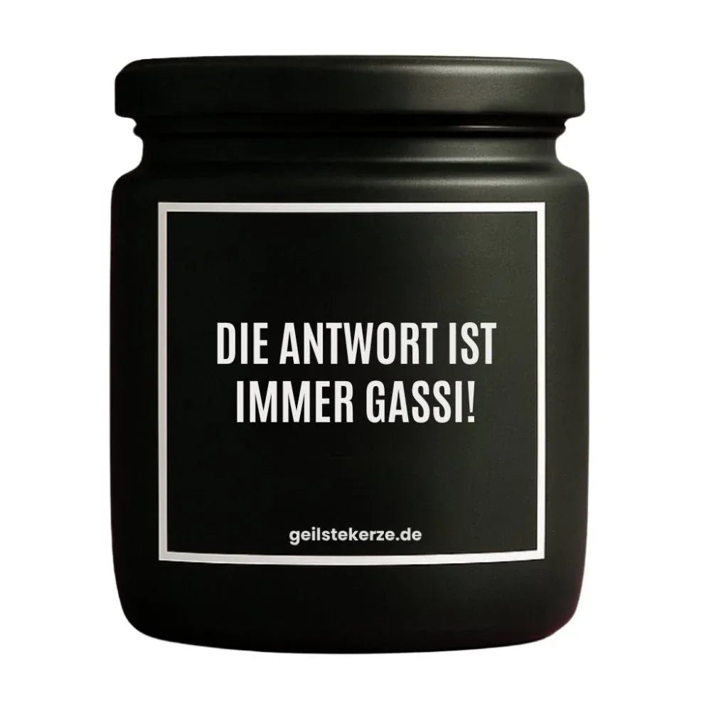 Duftkerze mit Spruch von geilstekerze ist der neue Geschenketrend. Diese witzige Kerze Vegane Bio-Kerze mit Spruch – DIE ANTWORT IST IMMER GASSI! brennt mega lange sagenhafte 80 Stunde, hochwertige ätherische Öle schaffen beste Duftverteilung. Mit 1400 lustigen Sprüchen perfekt zum Verschenken. Handgemacht in Deutschland von geilstekerze.shop -Die beste Duftkerze die du kaufen kannst.