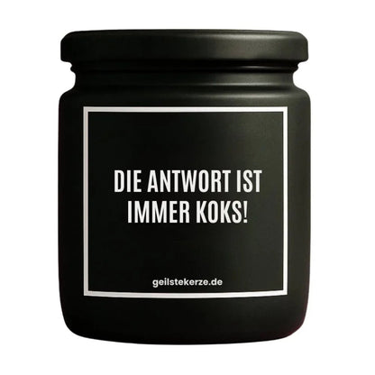 Duftkerze mit Spruch von geilstekerze ist der neue Geschenketrend. Diese witzige Kerze Vegane Bio-Kerze mit Spruch – DIE ANTWORT IST IMMER KOKS! brennt mega lange sagenhafte 80 Stunde, hochwertige ätherische Öle schaffen beste Duftverteilung. Mit 1400 lustigen Sprüchen perfekt zum Verschenken. Handgemacht in Deutschland von geilstekerze.shop -Die beste Duftkerze die du kaufen kannst.