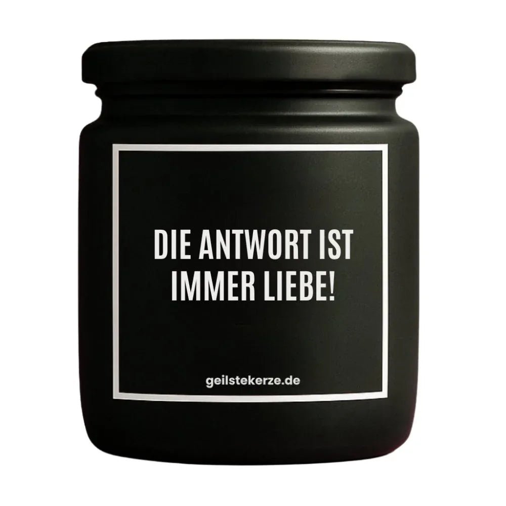 Duftkerze mit Spruch von geilstekerze ist der neue Geschenketrend. Diese witzige Kerze Vegane Bio-Kerze mit Spruch – DIE ANTWORT IST IMMER LIEBE! brennt mega lange sagenhafte 80 Stunde, hochwertige ätherische Öle schaffen beste Duftverteilung. Mit 1400 lustigen Sprüchen perfekt zum Verschenken. Handgemacht in Deutschland von geilstekerze.shop -Die beste Duftkerze die du kaufen kannst.
