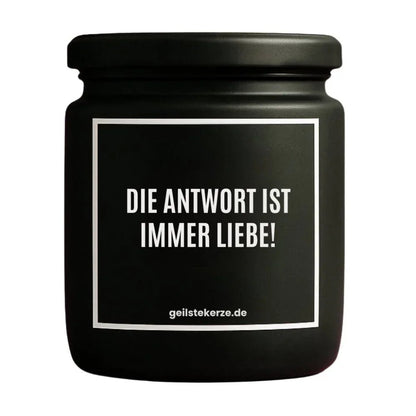 Duftkerze mit Spruch von geilstekerze ist der neue Geschenketrend. Diese witzige Kerze Vegane Bio-Kerze mit Spruch – DIE ANTWORT IST IMMER LIEBE! brennt mega lange sagenhafte 80 Stunde, hochwertige ätherische Öle schaffen beste Duftverteilung. Mit 1400 lustigen Sprüchen perfekt zum Verschenken. Handgemacht in Deutschland von geilstekerze.shop -Die beste Duftkerze die du kaufen kannst.
