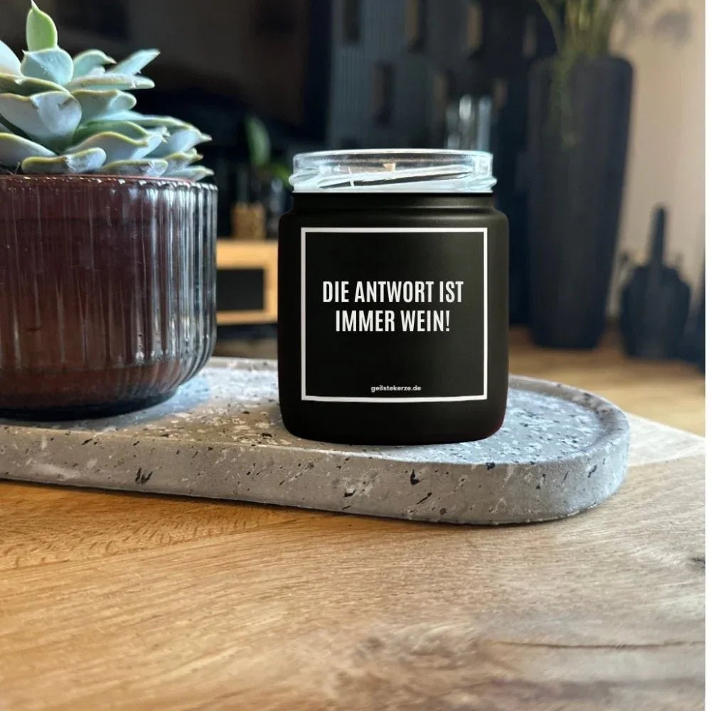 Duftkerze mit Spruch von geilstekerze ist der neue Geschenketrend. Diese witzige Kerze Vegane Bio-Kerze mit Spruch – DIE ANTWORT IST IMMER WEIN! brennt mega lange sagenhafte 80 Stunde, hochwertige ätherische Öle schaffen beste Duftverteilung. Mit 1400 lustigen Sprüchen perfekt zum Verschenken. Handgemacht in Deutschland von geilstekerze.shop -Die beste Duftkerze die du kaufen kannst.