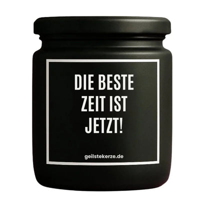 Duftkerze mit Spruch von geilstekerze ist der neue Geschenketrend. Diese witzige Kerze Vegane Bio-Kerze mit Spruch – DIE BESTE ZEIT IST JETZT! brennt mega lange sagenhafte 80 Stunde, hochwertige ätherische Öle schaffen beste Duftverteilung. Mit 1400 lustigen Sprüchen perfekt zum Verschenken. Handgemacht in Deutschland von geilstekerze.shop -Die beste Duftkerze die du kaufen kannst.