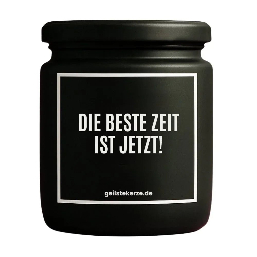 Duftkerze mit Spruch von geilstekerze ist der neue Geschenketrend. Diese witzige Kerze Vegane Bio-Kerze mit Spruch – DIE BESTE ZEIT IST JETZT! brennt mega lange sagenhafte 80 Stunde, hochwertige ätherische Öle schaffen beste Duftverteilung. Mit 1400 lustigen Sprüchen perfekt zum Verschenken. Handgemacht in Deutschland von geilstekerze.shop -Die beste Duftkerze die du kaufen kannst.