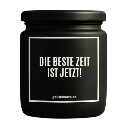 Duftkerze mit Spruch von geilstekerze ist der neue Geschenketrend. Diese witzige Kerze Vegane Bio-Kerze mit Spruch – DIE BESTE ZEIT IST JETZT! brennt mega lange sagenhafte 80 Stunde, hochwertige ätherische Öle schaffen beste Duftverteilung. Mit 1400 lustigen Sprüchen perfekt zum Verschenken. Handgemacht in Deutschland von geilstekerze.shop -Die beste Duftkerze die du kaufen kannst.