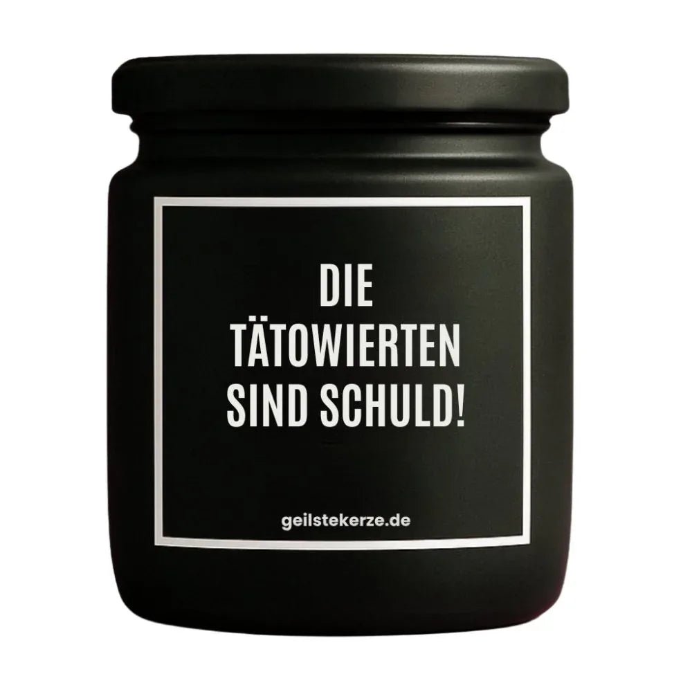 Duftkerze mit Spruch von geilstekerze ist der neue Geschenketrend. Diese witzige Kerze Vegane Bio-Kerze mit Spruch – DIE TÄTOWIERTEN SIND SCHULD! brennt mega lange sagenhafte 80 Stunde, hochwertige ätherische Öle schaffen beste Duftverteilung. Mit 1400 lustigen Sprüchen perfekt zum Verschenken. Handgemacht in Deutschland von geilstekerze.shop -Die beste Duftkerze die du kaufen kannst.