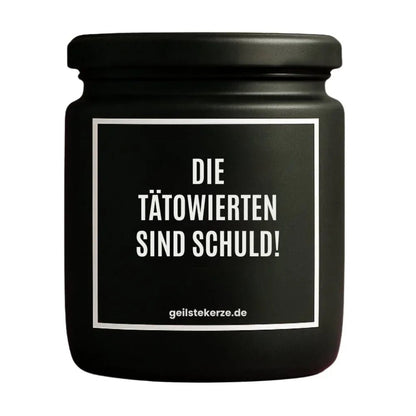 Duftkerze mit Spruch von geilstekerze ist der neue Geschenketrend. Diese witzige Kerze Vegane Bio-Kerze mit Spruch – DIE TÄTOWIERTEN SIND SCHULD! brennt mega lange sagenhafte 80 Stunde, hochwertige ätherische Öle schaffen beste Duftverteilung. Mit 1400 lustigen Sprüchen perfekt zum Verschenken. Handgemacht in Deutschland von geilstekerze.shop -Die beste Duftkerze die du kaufen kannst.