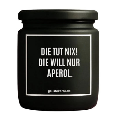 Duftkerze mit Spruch von geilstekerze ist der neue Geschenketrend. Diese witzige Kerze Vegane Bio-Kerze mit Spruch – DIE TUT NIX! DIE WILL NUR APEROL. brennt mega lange sagenhafte 80 Stunde, hochwertige ätherische Öle schaffen beste Duftverteilung. Mit 1400 lustigen Sprüchen perfekt zum Verschenken. Handgemacht in Deutschland von geilstekerze.shop -Die beste Duftkerze die du kaufen kannst.