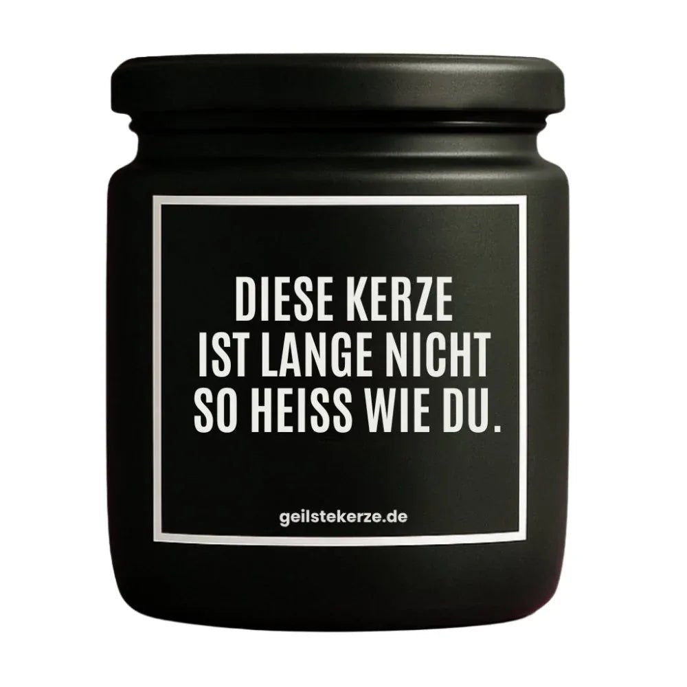 Duftkerze mit Spruch von geilstekerze ist der neue Geschenketrend. Diese witzige Kerze Vegane Bio-Kerze mit Spruch – DIESE KERZE IST LANGE NICHT SO HEISS WIE DU brennt mega lange sagenhafte 80 Stunde, hochwertige ätherische Öle schaffen beste Duftverteilung. Mit 1400 lustigen Sprüchen perfekt zum Verschenken. Handgemacht in Deutschland von geilstekerze.shop -Die beste Duftkerze die du kaufen kannst.