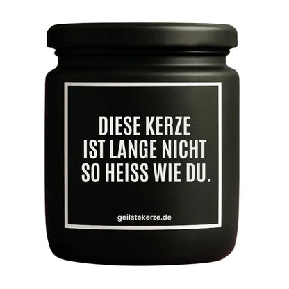 Duftkerze mit Spruch von geilstekerze ist der neue Geschenketrend. Diese witzige Kerze Vegane Bio-Kerze mit Spruch – DIESE KERZE IST LANGE NICHT SO HEISS WIE DU brennt mega lange sagenhafte 80 Stunde, hochwertige ätherische Öle schaffen beste Duftverteilung. Mit 1400 lustigen Sprüchen perfekt zum Verschenken. Handgemacht in Deutschland von geilstekerze.shop -Die beste Duftkerze die du kaufen kannst.