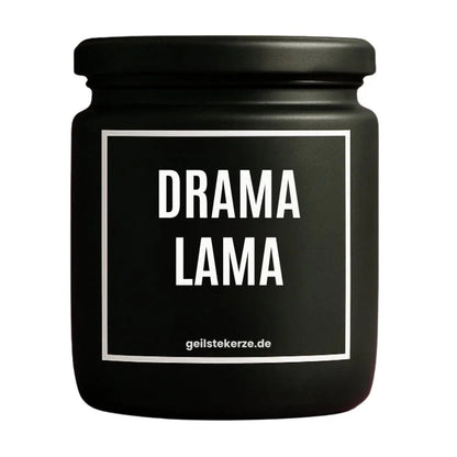 Duftkerze mit Spruch von geilstekerze ist der neue Geschenketrend. Diese witzige Kerze Vegane Bio-Kerze mit Spruch – DRAMA LAMA brennt mega lange sagenhafte 80 Stunde, hochwertige ätherische Öle schaffen beste Duftverteilung. Mit 1400 lustigen Sprüchen perfekt zum Verschenken. Handgemacht in Deutschland von geilstekerze.shop -Die beste Duftkerze die du kaufen kannst.