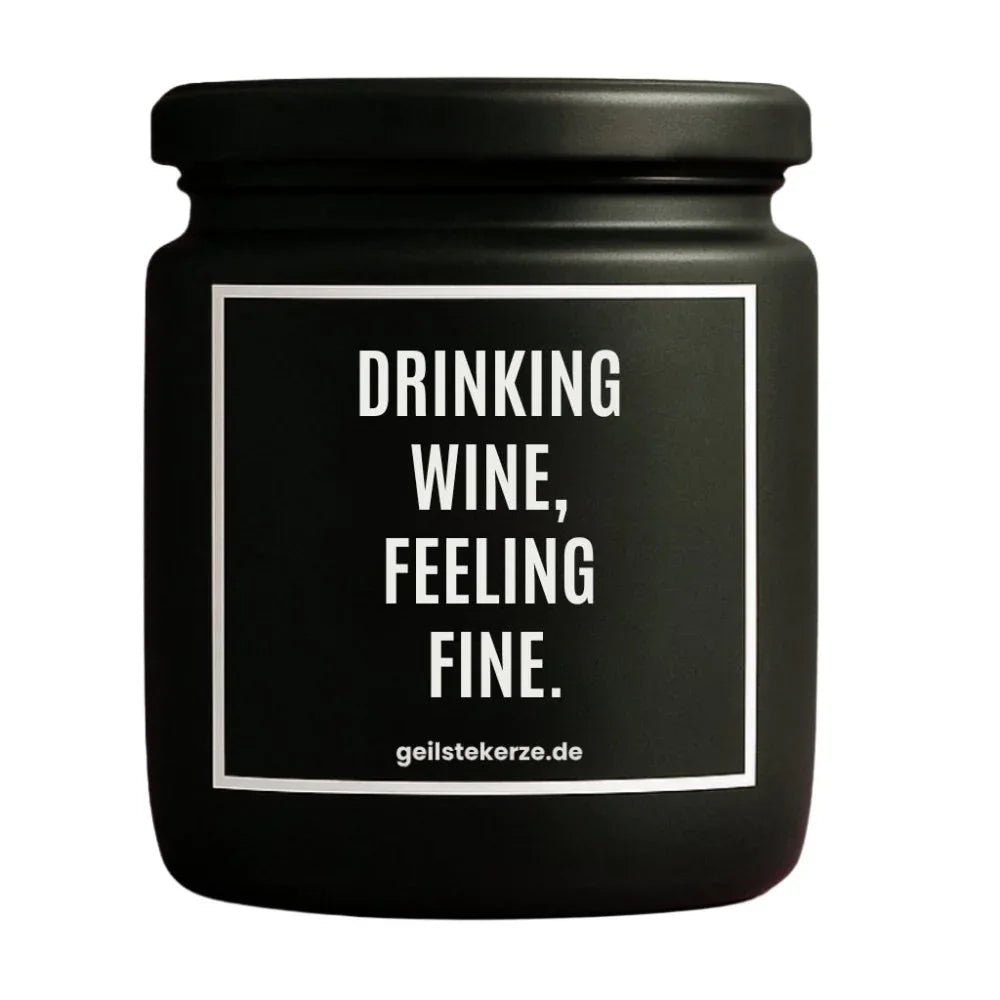 Duftkerze mit Spruch von geilstekerze ist der neue Geschenketrend. Diese witzige Kerze Vegane Bio-Kerze mit Spruch – DRINKING WINE, FEELING FINE. brennt mega lange sagenhafte 80 Stunde, hochwertige ätherische Öle schaffen beste Duftverteilung. Mit 1400 lustigen Sprüchen perfekt zum Verschenken. Handgemacht in Deutschland von geilstekerze.shop -Die beste Duftkerze die du kaufen kannst.