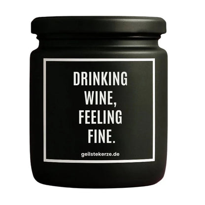 Duftkerze mit Spruch von geilstekerze ist der neue Geschenketrend. Diese witzige Kerze Vegane Bio-Kerze mit Spruch – DRINKING WINE, FEELING FINE. brennt mega lange sagenhafte 80 Stunde, hochwertige ätherische Öle schaffen beste Duftverteilung. Mit 1400 lustigen Sprüchen perfekt zum Verschenken. Handgemacht in Deutschland von geilstekerze.shop -Die beste Duftkerze die du kaufen kannst.