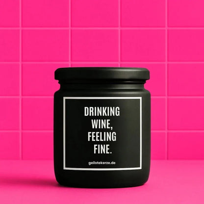 Duftkerze mit Spruch von geilstekerze ist der neue Geschenketrend. Diese witzige Kerze Vegane Bio-Kerze mit Spruch – DRINKING WINE, FEELING FINE. brennt mega lange sagenhafte 80 Stunde, hochwertige ätherische Öle schaffen beste Duftverteilung. Mit 1400 lustigen Sprüchen perfekt zum Verschenken. Handgemacht in Deutschland von geilstekerze.shop -Die beste Duftkerze die du kaufen kannst.