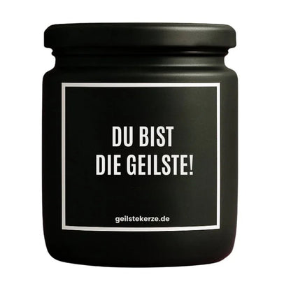 Duftkerze mit Spruch von geilstekerze ist der neue Geschenketrend. Diese witzige Kerze Vegane Bio-Kerze mit Spruch – DU BIST DIE GEILSTE! brennt mega lange sagenhafte 80 Stunde, hochwertige ätherische Öle schaffen beste Duftverteilung. Mit 1400 lustigen Sprüchen perfekt zum Verschenken. Handgemacht in Deutschland von geilstekerze.shop -Die beste Duftkerze die du kaufen kannst.