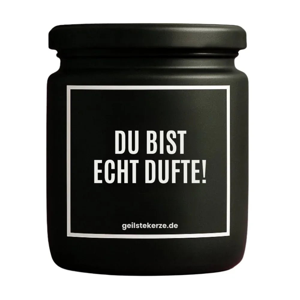 Duftkerze mit Spruch von geilstekerze ist der neue Geschenketrend. Diese witzige Kerze Vegane Bio-Kerze mit Spruch – DU BIST ECHT DUFTE! brennt mega lange sagenhafte 80 Stunde, hochwertige ätherische Öle schaffen beste Duftverteilung. Mit 1400 lustigen Sprüchen perfekt zum Verschenken. Handgemacht in Deutschland von geilstekerze.shop -Die beste Duftkerze die du kaufen kannst.
