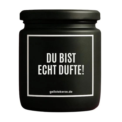 Duftkerze mit Spruch von geilstekerze ist der neue Geschenketrend. Diese witzige Kerze Vegane Bio-Kerze mit Spruch – DU BIST ECHT DUFTE! brennt mega lange sagenhafte 80 Stunde, hochwertige ätherische Öle schaffen beste Duftverteilung. Mit 1400 lustigen Sprüchen perfekt zum Verschenken. Handgemacht in Deutschland von geilstekerze.shop -Die beste Duftkerze die du kaufen kannst.