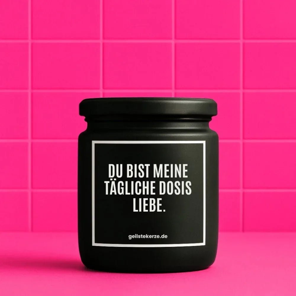 Duftkerze mit Spruch von geilstekerze ist der neue Geschenketrend. Diese witzige Kerze Vegane Bio-Kerze mit Spruch – DU BIST MEINE TÄGLICHE DOSIS LIEBE brennt mega lange sagenhafte 80 Stunde, hochwertige ätherische Öle schaffen beste Duftverteilung. Mit 1400 lustigen Sprüchen perfekt zum Verschenken. Handgemacht in Deutschland von geilstekerze.shop -Die beste Duftkerze die du kaufen kannst.