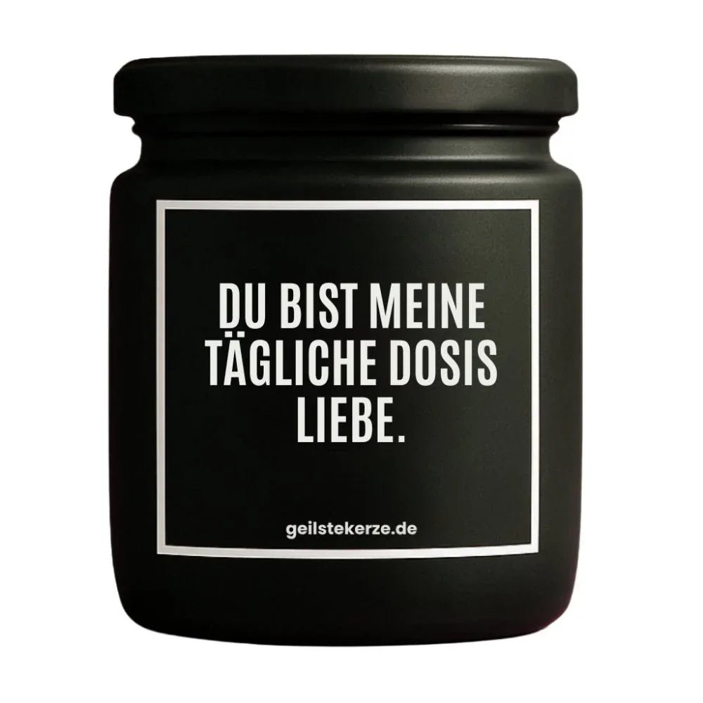 Duftkerze mit Spruch von geilstekerze ist der neue Geschenketrend. Diese witzige Kerze Vegane Bio-Kerze mit Spruch – DU BIST MEINE TÄGLICHE DOSIS LIEBE brennt mega lange sagenhafte 80 Stunde, hochwertige ätherische Öle schaffen beste Duftverteilung. Mit 1400 lustigen Sprüchen perfekt zum Verschenken. Handgemacht in Deutschland von geilstekerze.shop -Die beste Duftkerze die du kaufen kannst.