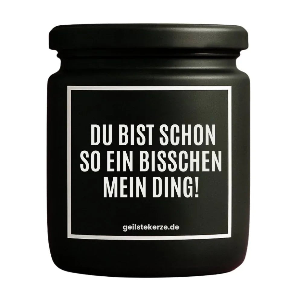 Duftkerze mit Spruch von geilstekerze ist der neue Geschenketrend. Diese witzige Kerze Vegane Bio-Kerze mit Spruch – DU BIST SCHON SO EIN BISSCHEN MEIN DING! brennt mega lange sagenhafte 80 Stunde, hochwertige ätherische Öle schaffen beste Duftverteilung. Mit 1400 lustigen Sprüchen perfekt zum Verschenken. Handgemacht in Deutschland von geilstekerze.shop -Die beste Duftkerze die du kaufen kannst.