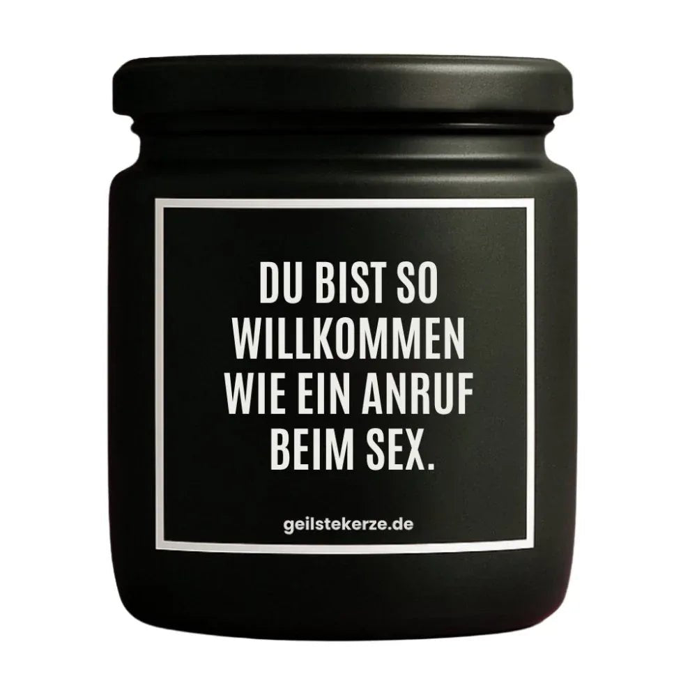 Duftkerze mit Spruch von geilstekerze ist der neue Geschenketrend. Diese witzige Kerze Vegane Bio-Kerze mit Spruch – DU BIST SO WILLKOMMEN WIE EIN ANRUF BEIM SEX. brennt mega lange sagenhafte 80 Stunde, hochwertige ätherische Öle schaffen beste Duftverteilung. Mit 1400 lustigen Sprüchen perfekt zum Verschenken. Handgemacht in Deutschland von geilstekerze.shop -Die beste Duftkerze die du kaufen kannst.