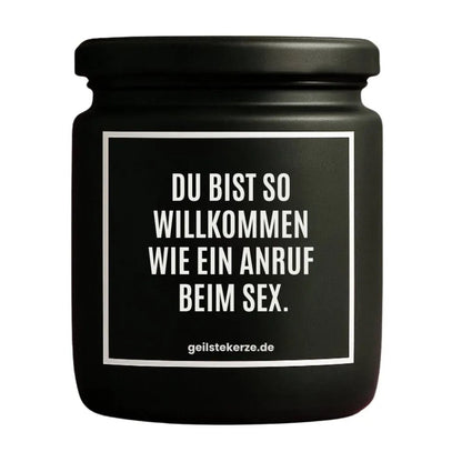 Duftkerze mit Spruch von geilstekerze ist der neue Geschenketrend. Diese witzige Kerze Vegane Bio-Kerze mit Spruch – DU BIST SO WILLKOMMEN WIE EIN ANRUF BEIM SEX. brennt mega lange sagenhafte 80 Stunde, hochwertige ätherische Öle schaffen beste Duftverteilung. Mit 1400 lustigen Sprüchen perfekt zum Verschenken. Handgemacht in Deutschland von geilstekerze.shop -Die beste Duftkerze die du kaufen kannst.