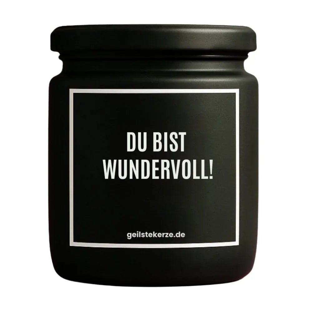 Duftkerze mit Spruch von geilstekerze ist der neue Geschenketrend. Diese witzige Kerze Vegane Bio-Kerze mit Spruch – DU BIST WUNDERVOLL brennt mega lange sagenhafte 80 Stunde, hochwertige ätherische Öle schaffen beste Duftverteilung. Mit 1400 lustigen Sprüchen perfekt zum Verschenken. Handgemacht in Deutschland von geilstekerze.shop -Die beste Duftkerze die du kaufen kannst.