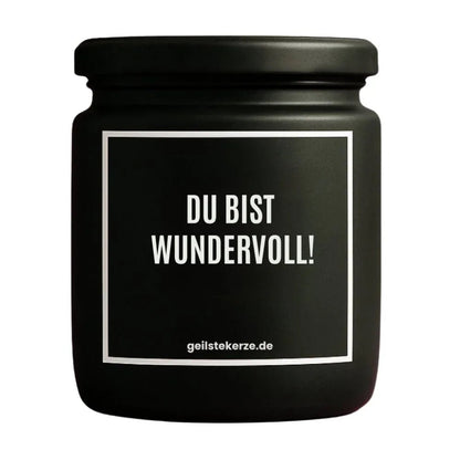 Duftkerze mit Spruch von geilstekerze ist der neue Geschenketrend. Diese witzige Kerze Vegane Bio-Kerze mit Spruch – DU BIST WUNDERVOLL brennt mega lange sagenhafte 80 Stunde, hochwertige ätherische Öle schaffen beste Duftverteilung. Mit 1400 lustigen Sprüchen perfekt zum Verschenken. Handgemacht in Deutschland von geilstekerze.shop -Die beste Duftkerze die du kaufen kannst.