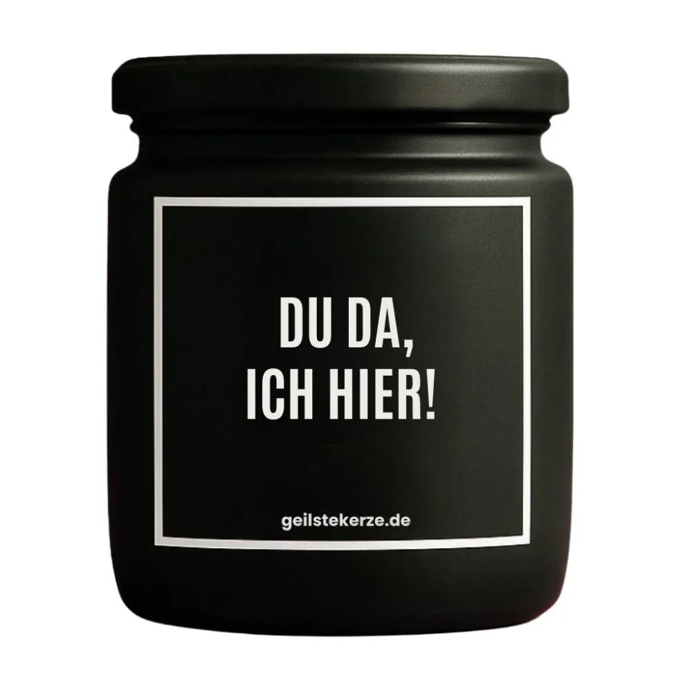Duftkerze mit Spruch von geilstekerze ist der neue Geschenketrend. Diese witzige Kerze Vegane Bio-Kerze mit Spruch – DU DA, ICH HIER brennt mega lange sagenhafte 80 Stunde, hochwertige ätherische Öle schaffen beste Duftverteilung. Mit 1400 lustigen Sprüchen perfekt zum Verschenken. Handgemacht in Deutschland von geilstekerze.shop -Die beste Duftkerze die du kaufen kannst.