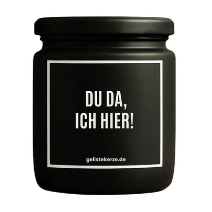 Duftkerze mit Spruch von geilstekerze ist der neue Geschenketrend. Diese witzige Kerze Vegane Bio-Kerze mit Spruch – DU DA, ICH HIER brennt mega lange sagenhafte 80 Stunde, hochwertige ätherische Öle schaffen beste Duftverteilung. Mit 1400 lustigen Sprüchen perfekt zum Verschenken. Handgemacht in Deutschland von geilstekerze.shop -Die beste Duftkerze die du kaufen kannst.