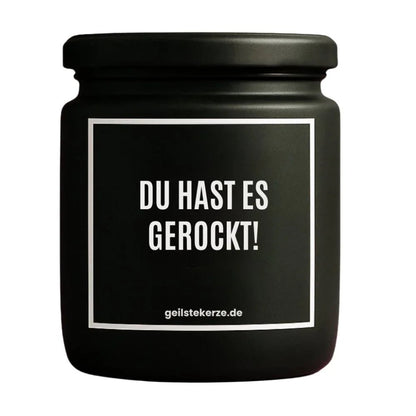 Duftkerze mit Spruch von geilstekerze ist der neue Geschenketrend. Diese witzige Kerze Vegane Bio-Kerze mit Spruch – DU HAST ES GEROCKT! brennt mega lange sagenhafte 80 Stunde, hochwertige ätherische Öle schaffen beste Duftverteilung. Mit 1400 lustigen Sprüchen perfekt zum Verschenken. Handgemacht in Deutschland von geilstekerze.shop -Die beste Duftkerze die du kaufen kannst.