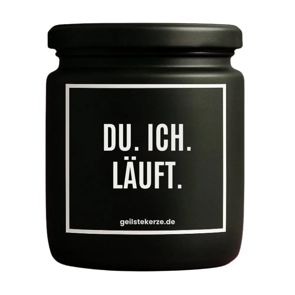 Duftkerze mit Spruch von geilstekerze ist der neue Geschenketrend. Diese witzige Kerze Vegane Bio-Kerze mit Spruch – DU. ICH. LÄUFT brennt mega lange sagenhafte 80 Stunde, hochwertige ätherische Öle schaffen beste Duftverteilung. Mit 1400 lustigen Sprüchen perfekt zum Verschenken. Handgemacht in Deutschland von geilstekerze.shop -Die beste Duftkerze die du kaufen kannst.