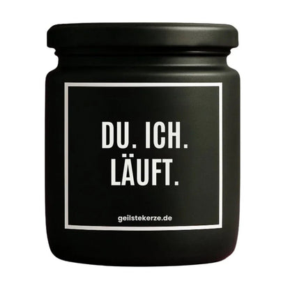 Duftkerze mit Spruch von geilstekerze ist der neue Geschenketrend. Diese witzige Kerze Vegane Bio-Kerze mit Spruch – DU. ICH. LÄUFT brennt mega lange sagenhafte 80 Stunde, hochwertige ätherische Öle schaffen beste Duftverteilung. Mit 1400 lustigen Sprüchen perfekt zum Verschenken. Handgemacht in Deutschland von geilstekerze.shop -Die beste Duftkerze die du kaufen kannst.