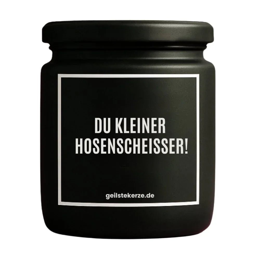Duftkerze mit Spruch von geilstekerze ist der neue Geschenketrend. Diese witzige Kerze Vegane Bio-Kerze mit Spruch – DU KLEINER HOSENSCHEISSER! brennt mega lange sagenhafte 80 Stunde, hochwertige ätherische Öle schaffen beste Duftverteilung. Mit 1400 lustigen Sprüchen perfekt zum Verschenken. Handgemacht in Deutschland von geilstekerze.shop -Die beste Duftkerze die du kaufen kannst.