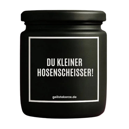 Duftkerze mit Spruch von geilstekerze ist der neue Geschenketrend. Diese witzige Kerze Vegane Bio-Kerze mit Spruch – DU KLEINER HOSENSCHEISSER! brennt mega lange sagenhafte 80 Stunde, hochwertige ätherische Öle schaffen beste Duftverteilung. Mit 1400 lustigen Sprüchen perfekt zum Verschenken. Handgemacht in Deutschland von geilstekerze.shop -Die beste Duftkerze die du kaufen kannst.