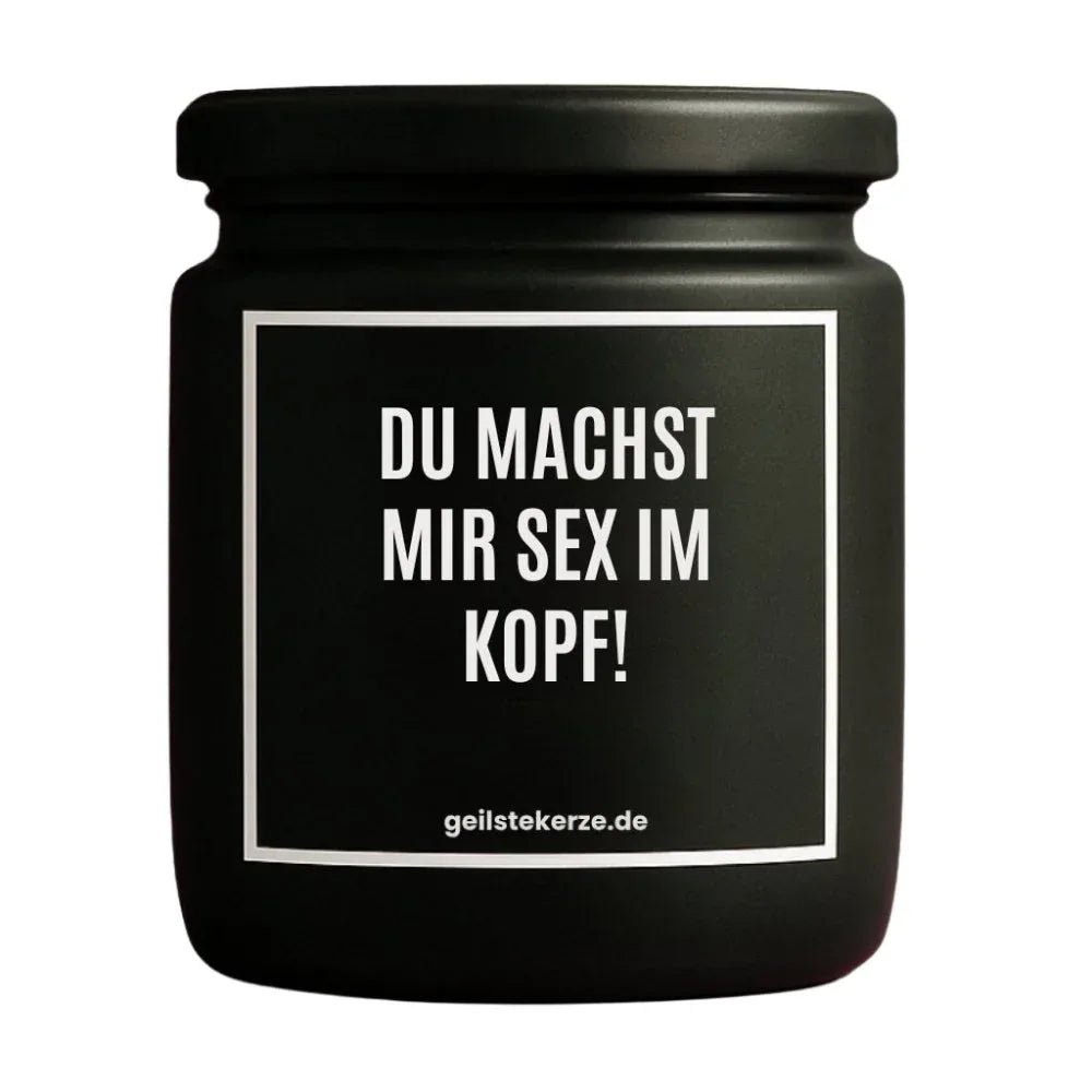 Duftkerze mit Spruch von geilstekerze ist der neue Geschenketrend. Diese witzige Kerze Vegane Bio-Kerze mit Spruch – DU MACHST MIR SEX IM KOPF! brennt mega lange sagenhafte 80 Stunde, hochwertige ätherische Öle schaffen beste Duftverteilung. Mit 1400 lustigen Sprüchen perfekt zum Verschenken. Handgemacht in Deutschland von geilstekerze.shop -Die beste Duftkerze die du kaufen kannst.