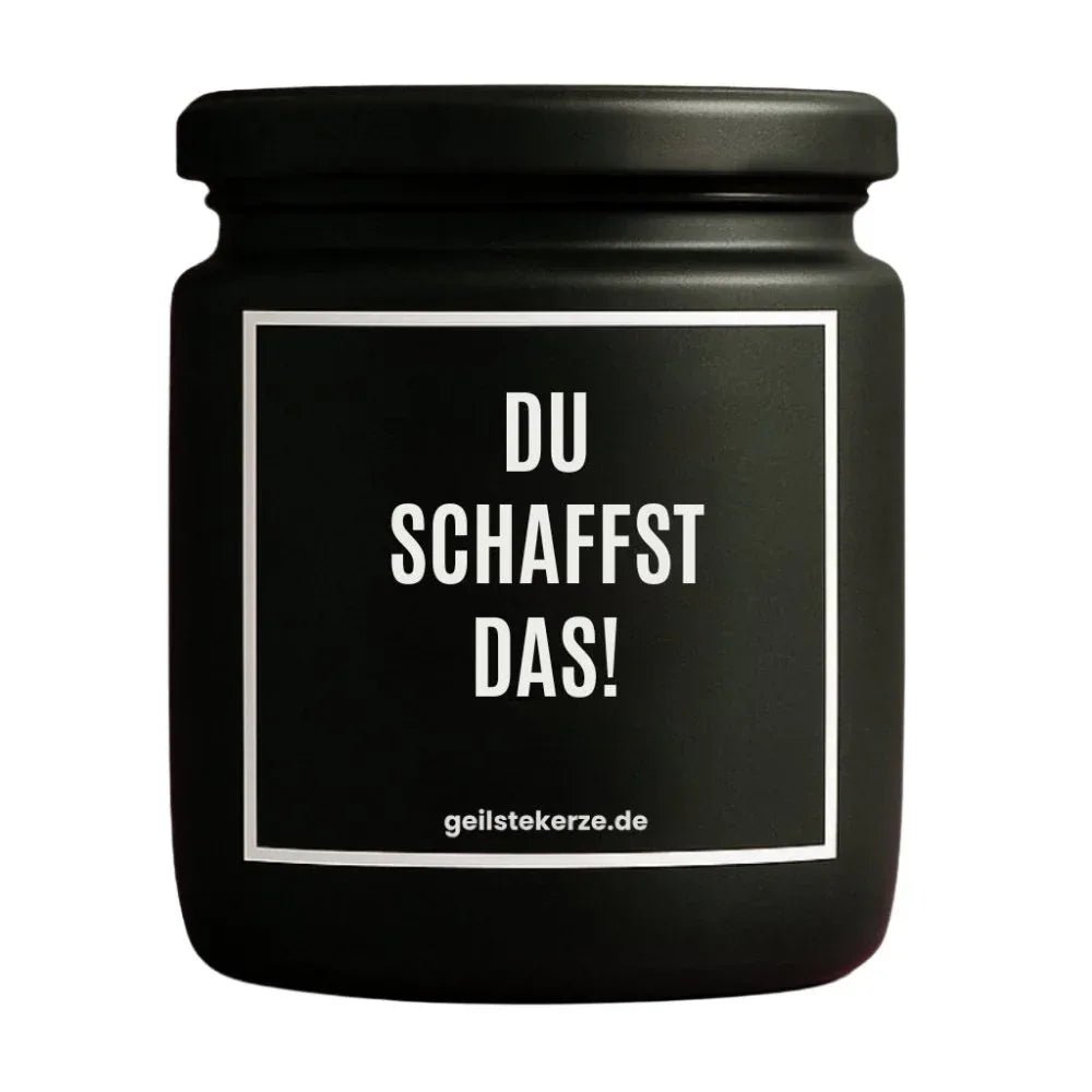Duftkerze mit Spruch von geilstekerze ist der neue Geschenketrend. Diese witzige Kerze Vegane Bio-Kerze mit Spruch – DU SCHAFFST DAS brennt mega lange sagenhafte 80 Stunde, hochwertige ätherische Öle schaffen beste Duftverteilung. Mit 1400 lustigen Sprüchen perfekt zum Verschenken. Handgemacht in Deutschland von geilstekerze.shop -Die beste Duftkerze die du kaufen kannst.